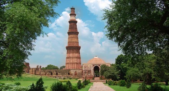 Qutub Minar, a towering minaret in Delhi made of red sandstone, representing Indo-Islamic architecture.

