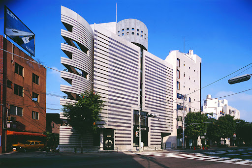 Modern architecture of a Tokyo museum blending art and innovation.
