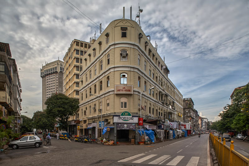 Vibrant street market at Colaba Causeway in Mumbai with vendors selling jewelry, accessories, and clothing.

