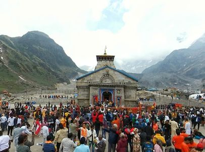 Kedarnath Temple glowing under the golden sunrise

